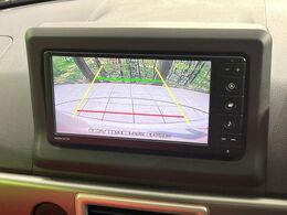 【バックカメラ】駐車時に後方がリアルタイム映像で確認できます。大型商業施設や立体駐車場での駐車時や、夜間のバック時に大活躍！運転スキルに関わらず、今や必須となった装備のひとつです！