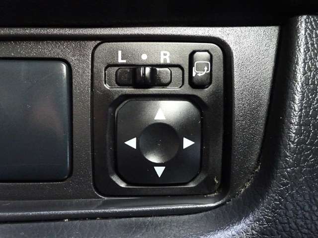 【電動格納ドアミラー】狭い駐車場で便利な電動格納ドアミラーが付いています。