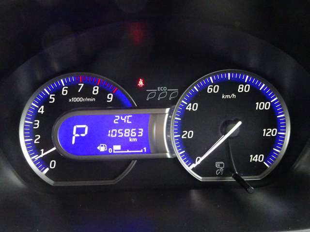 【メーターパネル】素早く車の情報が読み取れる、視認性に優れたシンプルなデザインのメーターパネルです。