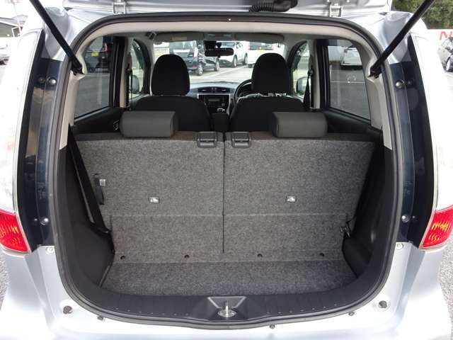【ラゲッジスペース】しっかり容量が確保されていてます。バックドアも大開口で荷物の出し入れがしやすいです♪