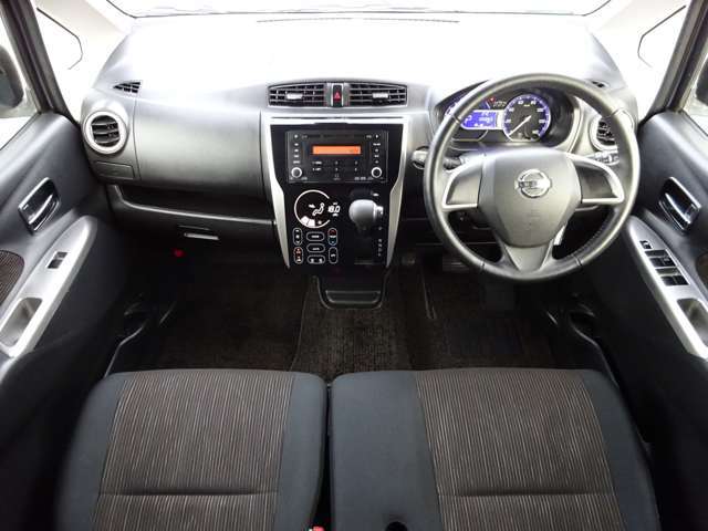 【エクステリア】視界が広いフロントガラスに、機能的なインパネはスイッチ類の操作性も良好です。シンプルで使い勝手の良い内装です（＾＾）