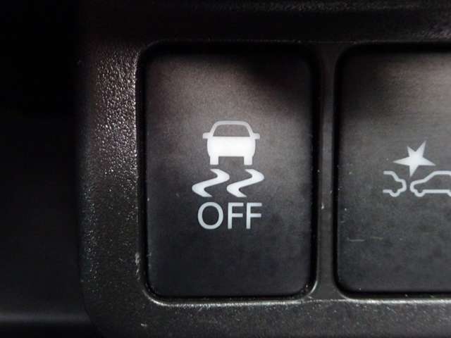 【横滑り防止】ハンドル操作や滑りやすい路面を走行中、横滑りを感知すると自動的に車両の進行を保つよう制御！