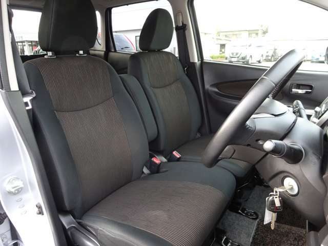 【シート調節】前後にスライドするだけでなく、シートの高さも調節することができます。広い視野や自身にあった運転姿勢を確保。快適で安全なドライブをお楽しみ下さい♪