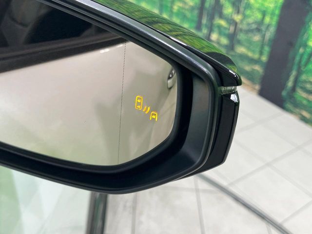 【ブラインドスポットモニター】走行中、ドアミラーの死角になりやすい箇所に後続車が接近するとサイドミラーのレンズに警告を表示！ドライバーに注意喚起をしてくれます。
