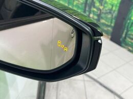 【ブラインドスポットモニター】走行中、ドアミラーの死角になりやすい箇所に後続車が接近するとサイドミラーのレンズに警告を表示！ドライバーに注意喚起をしてくれます。