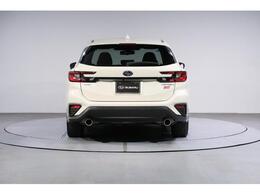 バックカメラや後退時ブレーキアシスト等を装備しています。リヤガラスも大きいのでリヤの視界も良好です。