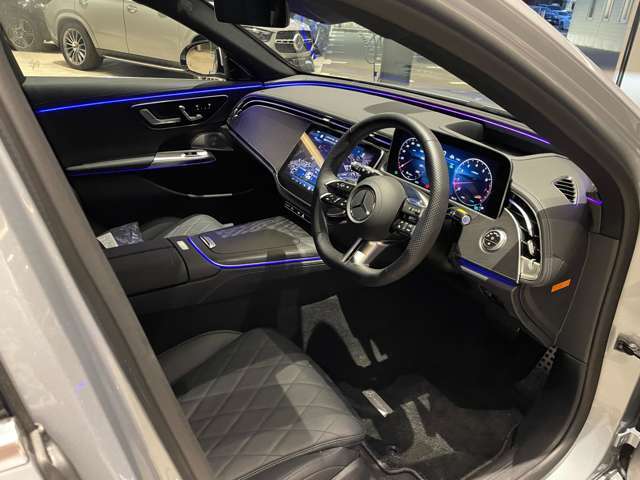 メルセデス・ベンツの定める厳しい基準をクリアしたお車のみをご案内させて頂きます。納車前整備はメーカー規定に基づき100項目以上にも及ぶ点検を熟練のメカニックによって行いご納車させて頂きます。
