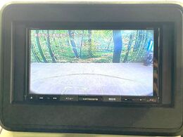【バックカメラ】駐車時に後方がリアルタイム映像で確認できます。大型商業施設や立体駐車場での駐車時や、夜間のバック時に大活躍！運転スキルに関わらず、今や必須となった装備のひとつです！