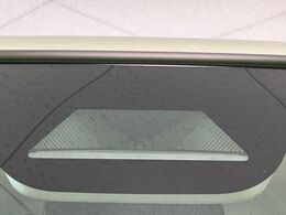 【ホンダセンシング】走行中に前方の車両等を認識し、衝突しそうな時は警報とブレーキで衝突回避と被害軽減をアシスト。より安全にドライブをお楽しみいただけます。