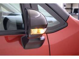 ウィンカー付きドアミラーは他のドライバーや歩行者にも分かり易く視認性も十分な装備です。