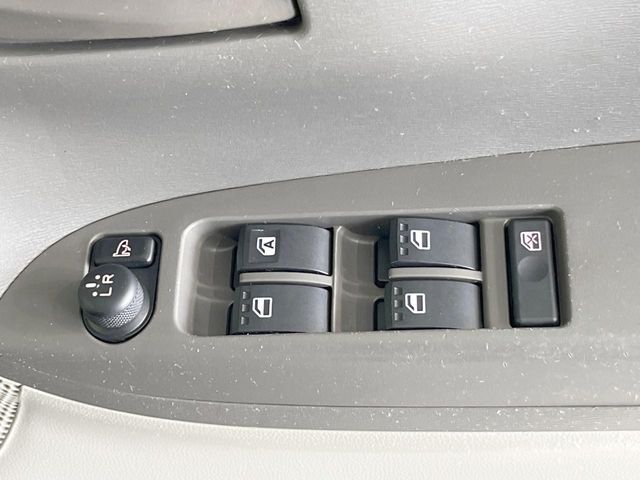 【電動格納ミラー】サイドミラーは電動格納式となっており、狭い駐車場でもキズがつくリスクを抑えられます。