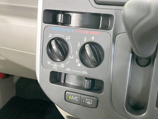 寒い冬も暑い夏も全席に快適な空調を届けてくれる、ダイヤル式エアコンを装備♪