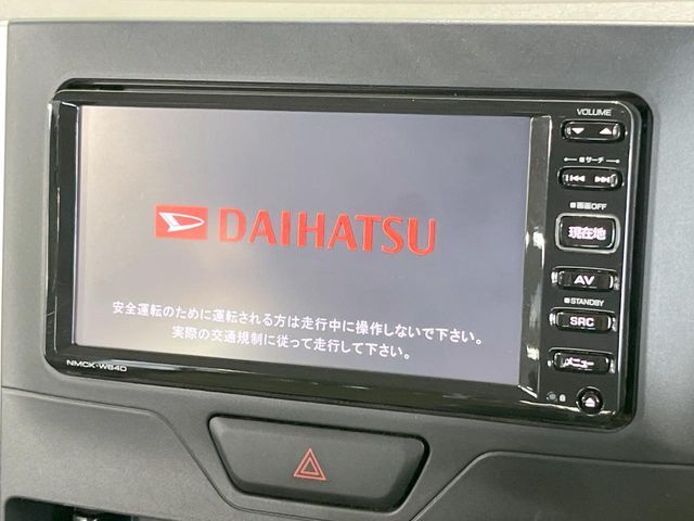 【純正ナビ】人気の純正ナビを装備しております。ナビの使いやすさはもちろん、オーディオ機能も充実！キャンプや旅行はもちろん、通勤や買い物など普段のドライブも楽しくなるはず♪