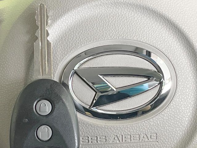 【キーレス】少し離れた場所からでもボタン一つでドアの開錠・施錠ができるのでとっても便利！ドアの鍵穴周りに傷をつけることもありません♪