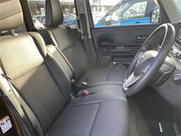 【運転席】座り心地が良いシートなので長時間の運転でも快適にお過ごしいただけます。新品のフロアマットのご注文も可能です。掲載箇所以外にご希望の写真がございましたらお気軽にお問い合わせ下さい。