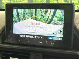 【バックカメラ】駐車時に後方がリアルタイム映像で確認できます。大型商業施設や立体駐車場での駐車時や、夜間のバック時に大活躍！運転スキルに関わらず、今や必須となった装備のひとつです！