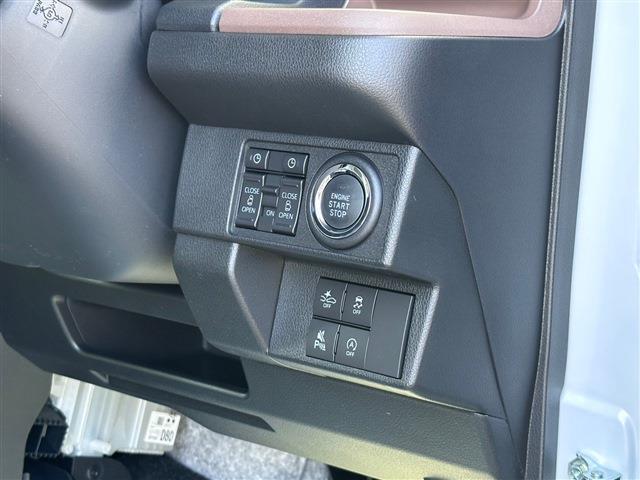 スライドドアのスイッチやエンジンのボタン等はは1か所にまとめられています。