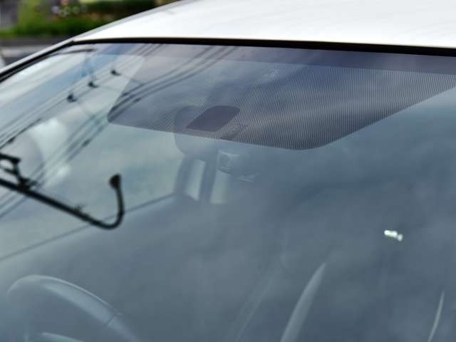 室内の【臭い】って気になりますよね？　高濃度オゾン脱臭機を導入しているので、あのエアコンの嫌な臭いは、カビの発生が原因とされています。臭いの元を科学的に分解し臭いの原因菌を、根こそぎ殺菌します。
