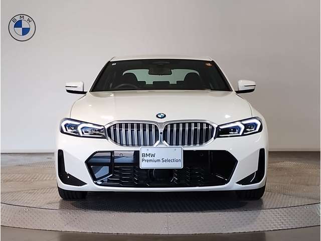 【キドニーグリル】BMWは約90年もの間、ほぼ全ての車両にひと目でBMWだと分かるこの特徴的なフロントグリルが備えられ、デザイン・アイコンとして親しまれてきました。