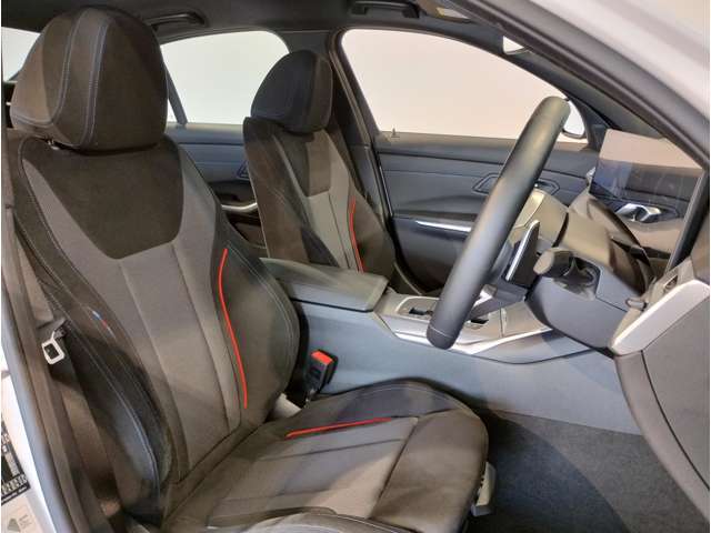 【コックピットシート】BMW車の主役席。車体中央にくる様に配置し車両重心とが一致する事でドライバーと車との一体感あるドライビングを実現。人間工学に基づき形成した形状が長時間のドライブ疲労も軽減します！