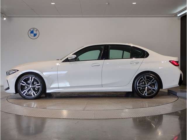 【拘りのFR】BMWが多く採用するFR車。ダイレクトでスポーティな加速感・シャープなハンドリングを実現。縦置きエンジンレイアウトにより、フラットで上質な乗り味です。