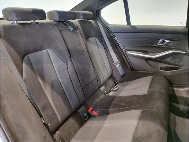 【エアバック】BMWのエアバックやその他の安全装備は、互いに補完しあう事で徹底した安全性を貫きます。万一の事故の際にそれぞれ最適な保護を提供してくれます！