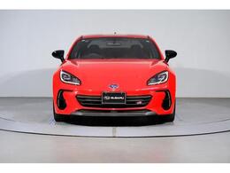 シートに腰掛けると、地面に手が届くほど車高は低く車体感覚がつかみやすい。