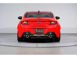 水平対向エンジンによって実現した低いボンネットが、スポーツカーらしさを一層引き立ててます。