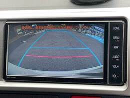 【カラーバックモニター】を装備しております。リアの映像がカラーで映し出されますので日々の駐車も安心安全です。