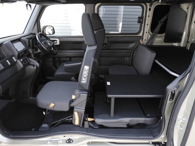 車中泊には、助手席と後席を収納した「助手席荷室フラットモード」が最適。ダイブダウン機構により、助手席の収納はレバー操作だけ。簡単操作で車内を驚くほど広く、かつフラットにシートアレンジが可能です