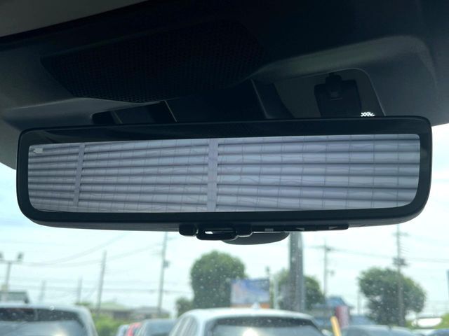 【スマートリヤビューミラー】後席の大きな荷物や同乗者で後方が確認しづらい時でも安心！カメラが撮影した車両後方の映像をルームミラー内に表示。クリアな視界で状況の確認が可能です！