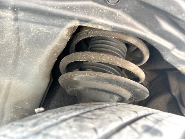 お車を安心してお乗りいただく為には、足回りの定期点検が欠かせません。サービスサポート（有償保証）では無料点検もご提供しており、安心のカーライフをお過ごしいただけるサポート体制が整っています。