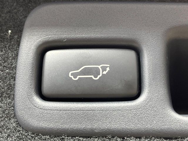 【パワーバックドア】スマートキーや運転席のボタンを押すだけでリアゲートが自動で開閉します！荷物を持っている時や、高い位置にあるバックドアを閉める際に便利な機能です♪