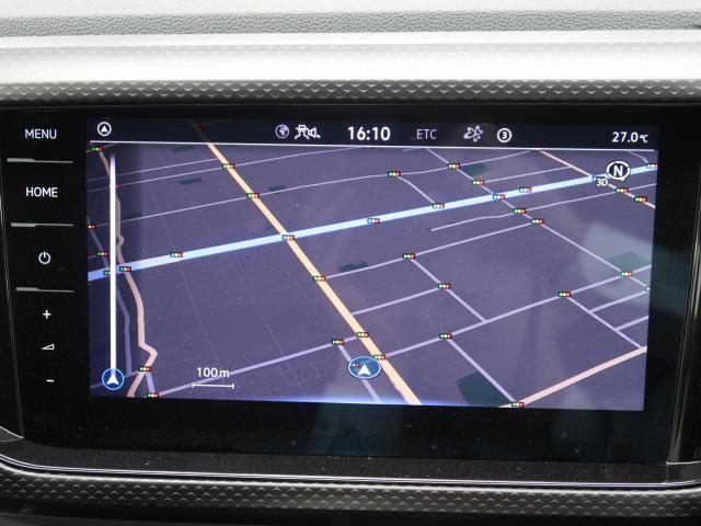 タッチスクリーンを採用。従来のナビゲーションシステムの域を超える、車両を総合的に管理するインフォテイメントシステムです。