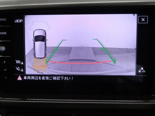 ギアをリバースに入れると車両後方の映像を映し出します。画面にはガイドラインが表示され、車庫入れや縦列駐車などの際に安全確認をサポートします。