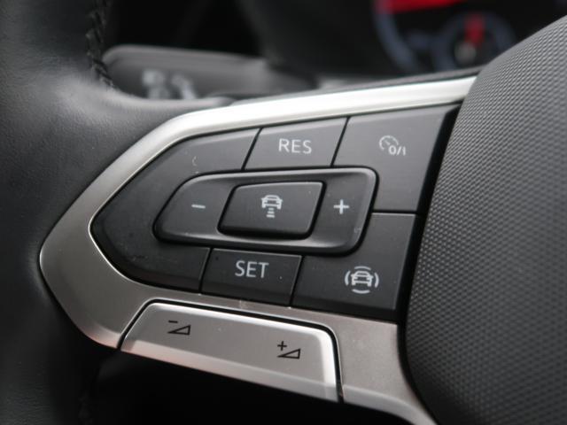 ◆クルーズコントロールにレーダーセンサーを組み合わせ、先行車を測定し設定されたスピードを上限に自動で加減速を行います。一定の車間距離を維持することで、長距離走行でのドライバーの疲労を低減させます。