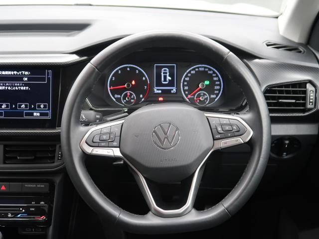Volkswagen全車共通の上質な本革を使用した手触りのしっとりとしたステアリングです。唯一素肌が触れるハンドルは上位モデルと同じ握り心地になっております。