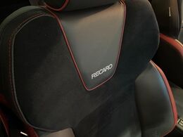 【RECARO製バケットシート】人間工学に基づいた面圧分布によって腰への負担や長時間運転時の疲労発生を軽減☆一目でレカロとわかるスポーティなルックスが特徴です。
