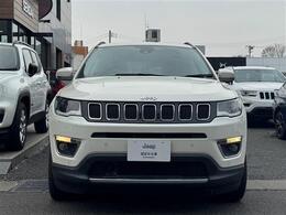 7つのグリルの「セブンスロットグリル」はJEEP車である象徴です。