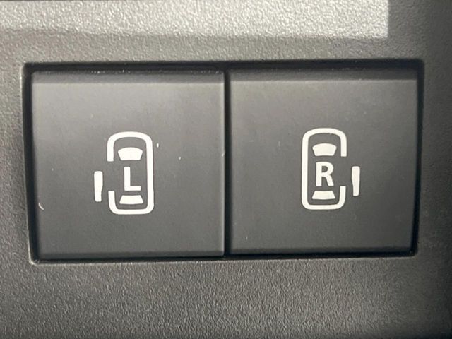 【両側パワースライドドア】スマートキーや運転席のスイッチで後席両側スライドドアの開閉が可能♪電動だから力を入れてドアを開ける必要が無く、小さなお子様でも簡単に開け閉めでき快適です♪