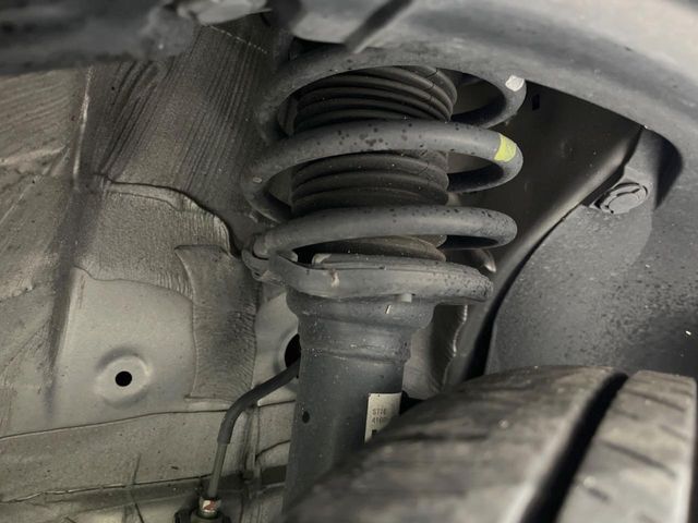 お車を安心してお乗りいただく為には、足回りの定期点検が欠かせません。サービスサポート（有償保証）では無料点検もご提供しており、安心のカーライフをお過ごしいただけるサポート体制が整っています。