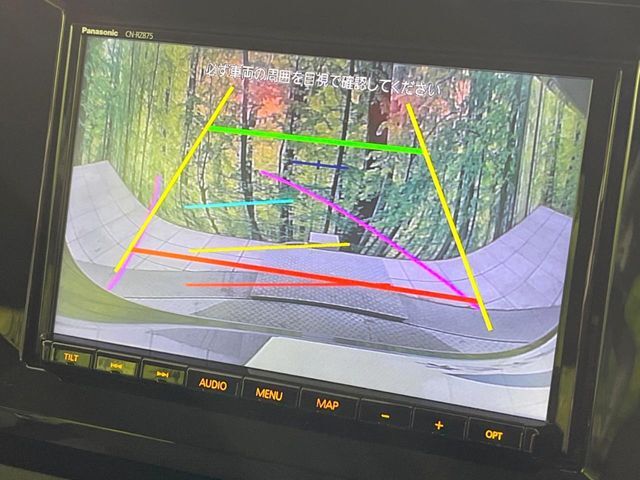 【バックカメラ】駐車時に後方がリアルタイム映像で確認できます。大型商業施設や立体駐車場での駐車時や、夜間のバック時に大活躍！運転スキルに関わらず、今や必須となった装備のひとつです！
