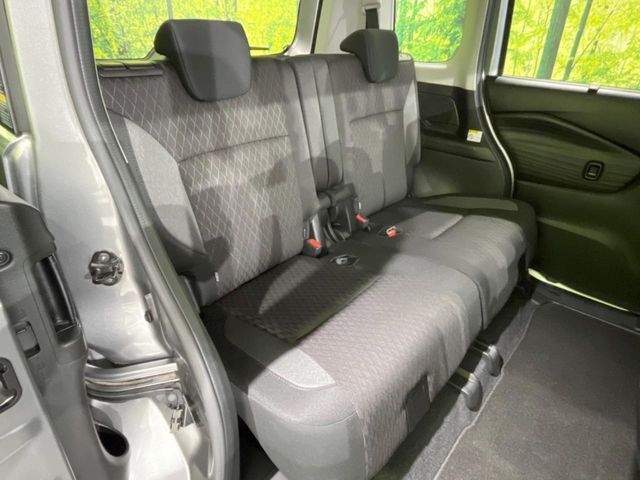 広々とした2列目シートは居住性が高く、居心地も快適！友達や家族とのお出かけにぴったりです。ベビーシートやチャイルドシート使用時も快適にお過ごしいただける十分な空間を確保しています。