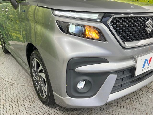 【LEDヘッドライト】悪天候や夜間走行時も良好な視界を確保し安心して運転できる高輝度LEDヘッドライトを装備！点灯速度が早く、消費電力も抑えられています。