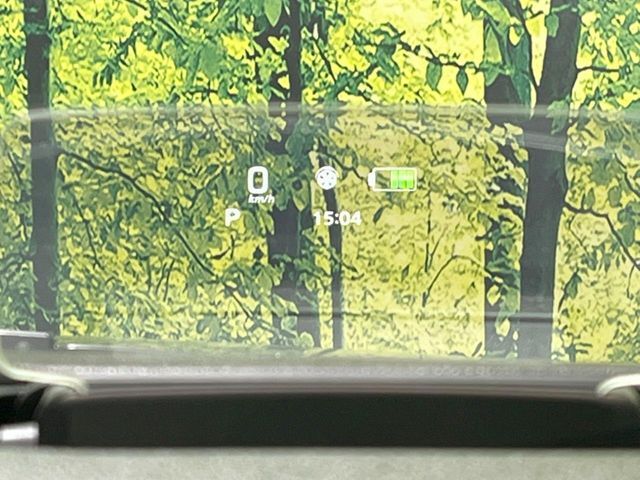 【ヘッドアップディスプレイ】現在の速度や走行情報をデジタル表示で運転席前方のガラスに投影！運転中、目線をずらさず必要な情報を確認できるのでとっても便利で安心！