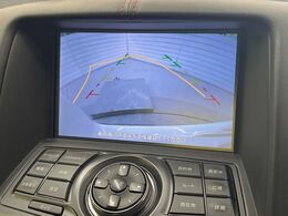【バックカメラ】駐車時に後方がリアルタイム映像で確認できます。大型商業施設や立体駐車場での駐車時や、夜間のバック時に大活躍！運転スキルに関わらず、今や必須となった装備のひとつです！