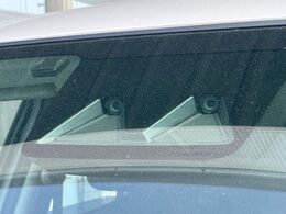 【スマートアシスト】走行中に前方の車両等を認識し、衝突しそうな時は警報とブレーキで衝突回避と被害軽減をアシスト。より安全にドライブをお楽しみいただけます。