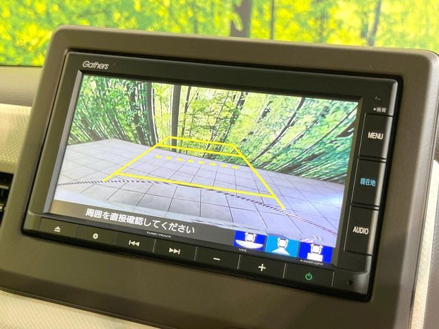 【バックカメラ】駐車時に後方がリアルタイム映像で確認できます。大型商業施設や立体駐車場での駐車時や、夜間のバック時に大活躍！運転スキルに関わらず、今や必須となった装備のひとつです！