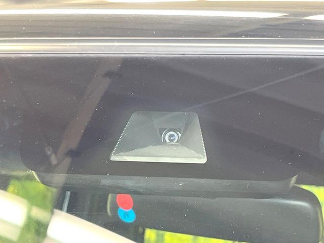 【ホンダセンシング】走行中に前方の車両等を認識し、衝突しそうな時は警報とブレーキで衝突回避と被害軽減をアシスト。より安全にドライブをお楽しみいただけます。