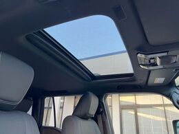 【サンルーフ】開放感たっぷりの希少装備、サンルーフが装着されています！車内に明かりを取り入れたり景色を楽しむ以外にも、車内の空気も簡単に換気できて快適です！